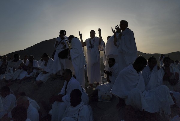 الحجاج المسلمون يقفون على جبل عرفات لأداء مناسبك الحج في مدينة مكة المكرمة.jpg