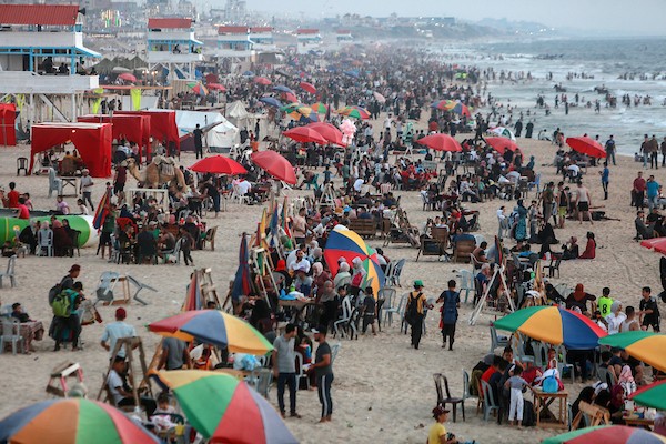 المواطنون الفلسطينيون يصطافون على شاطئ بحر مدينة غزة خلال يوم العطلة 14.jpg