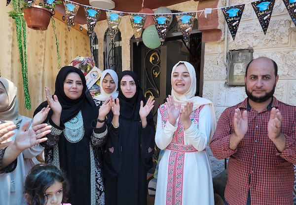 الطالبة رغد ابوعامر الحاصلة على نسبة 99.6% في مدينة خان يونس جنوب قطاع غزة 1.jpg