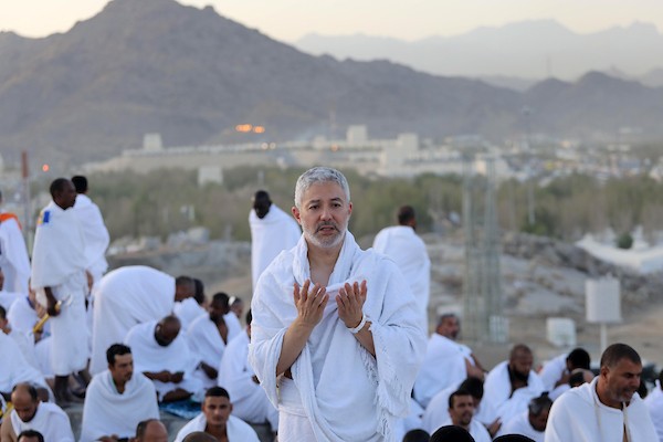 الحجاج المسلمون يقفون على جبل عرفات لأداء مناسبك الحج في مدينة مكة المكرمة 63.jpg