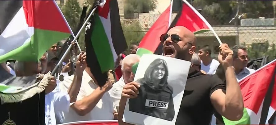 وتزامن وصول بايدن مع وقفة سلمية 6احتجاجية لنشطاء فلسطينيين قرب مقر الرئاسة وكنيسة المهد، ورفعوا العلم الفلسطيني وصور الصحفية أبو عاقلة..jpg