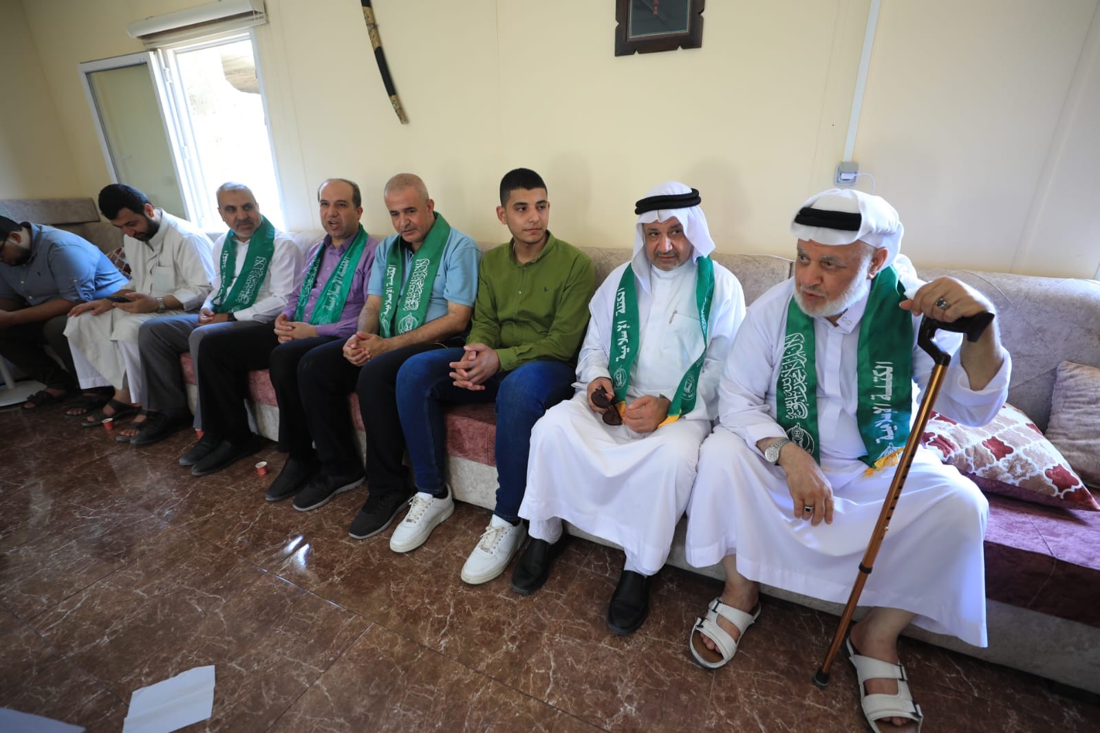حماس والكتلة الإسلامية وسط القطاع تزوران المتفوقين في الثانوية العامة 5.jpeg