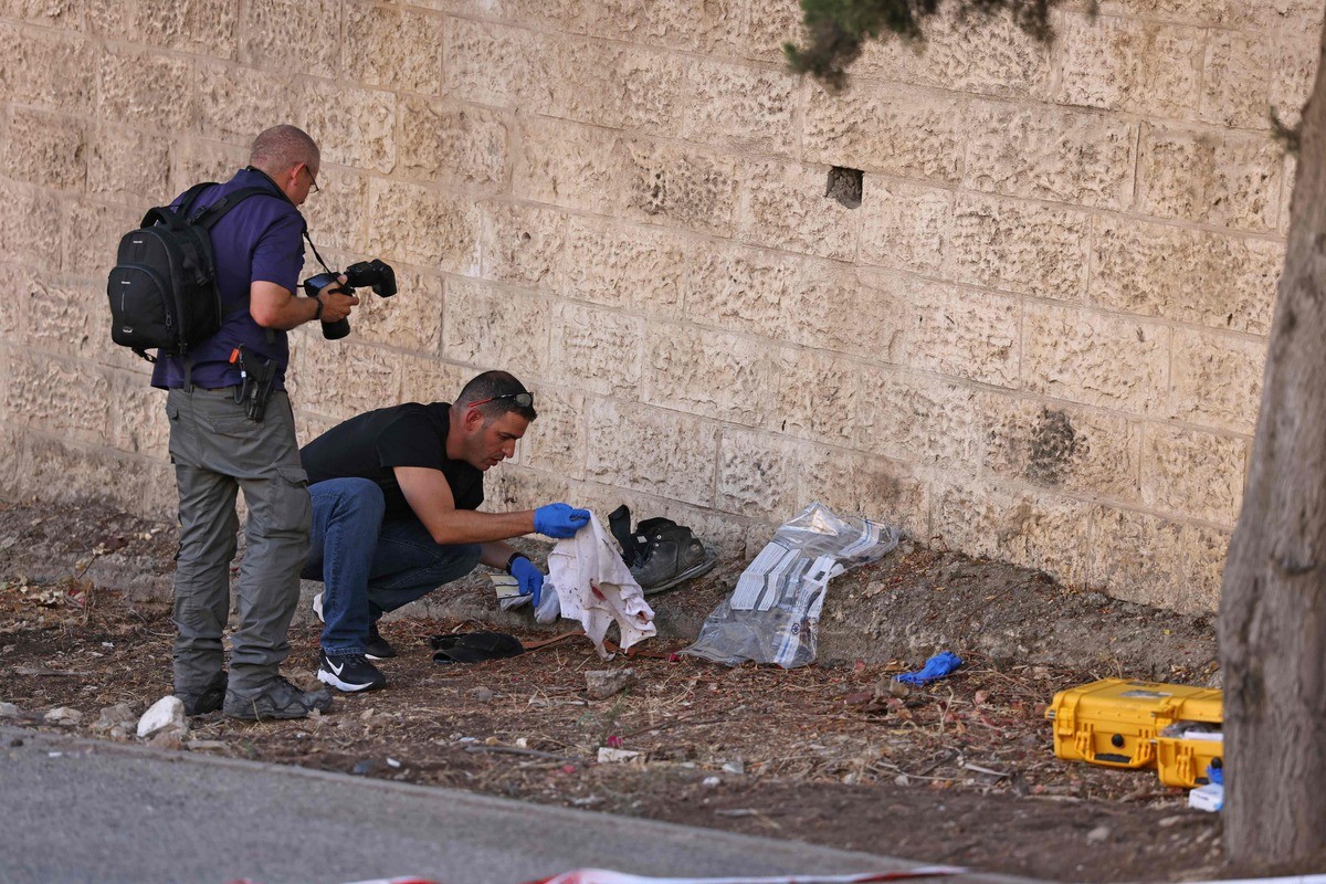 من مكان عملية طعن مستوطن في القدس المحتلة .. تصوير: 