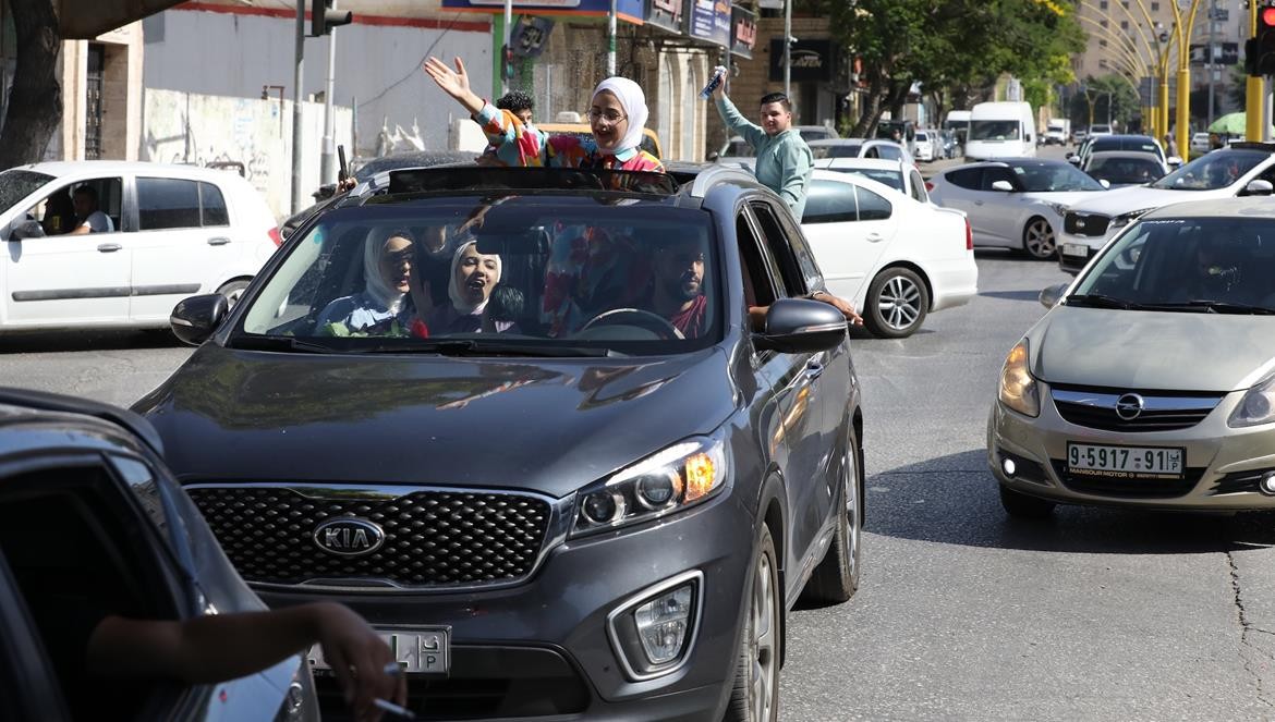 أجواء الاحتفالات بنتائج الثانوية العا7مة في مدينة الخليل.jpg