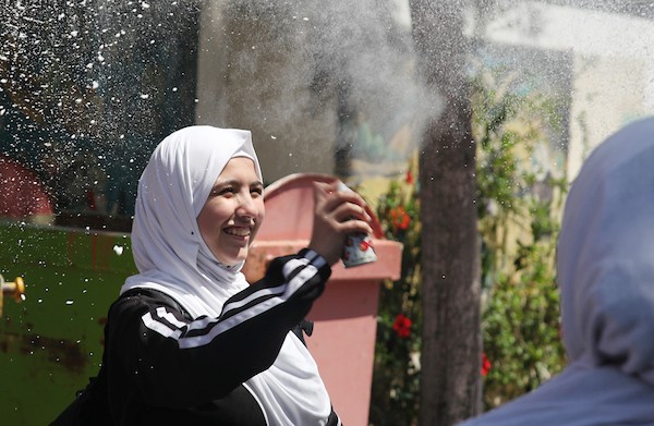 طلبة الثانوية العامة يحتفلون باليوم الأخير من امتحانات توجيهي في مدينة غزة 19.jpg