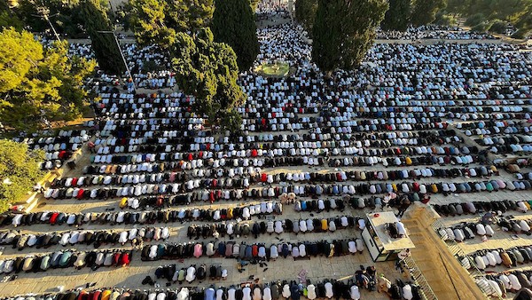 فلسطينيون يصلون صلاة العيد في اليوم الأول من عيد الأضحى في المسجد الأقصى في مدينة القدس 11.jpg