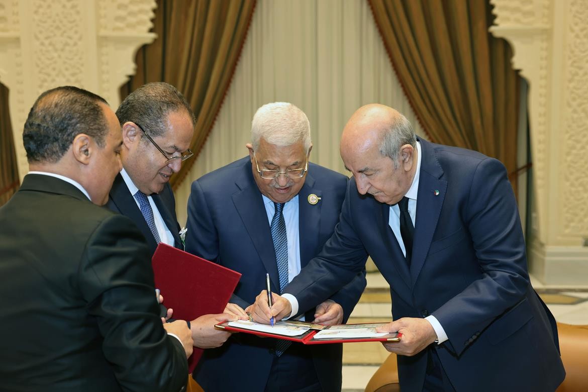 الرئيس محمود عباس، يجتمع مع نظيره الجزائري عبد المجيد تبون 4.jpg