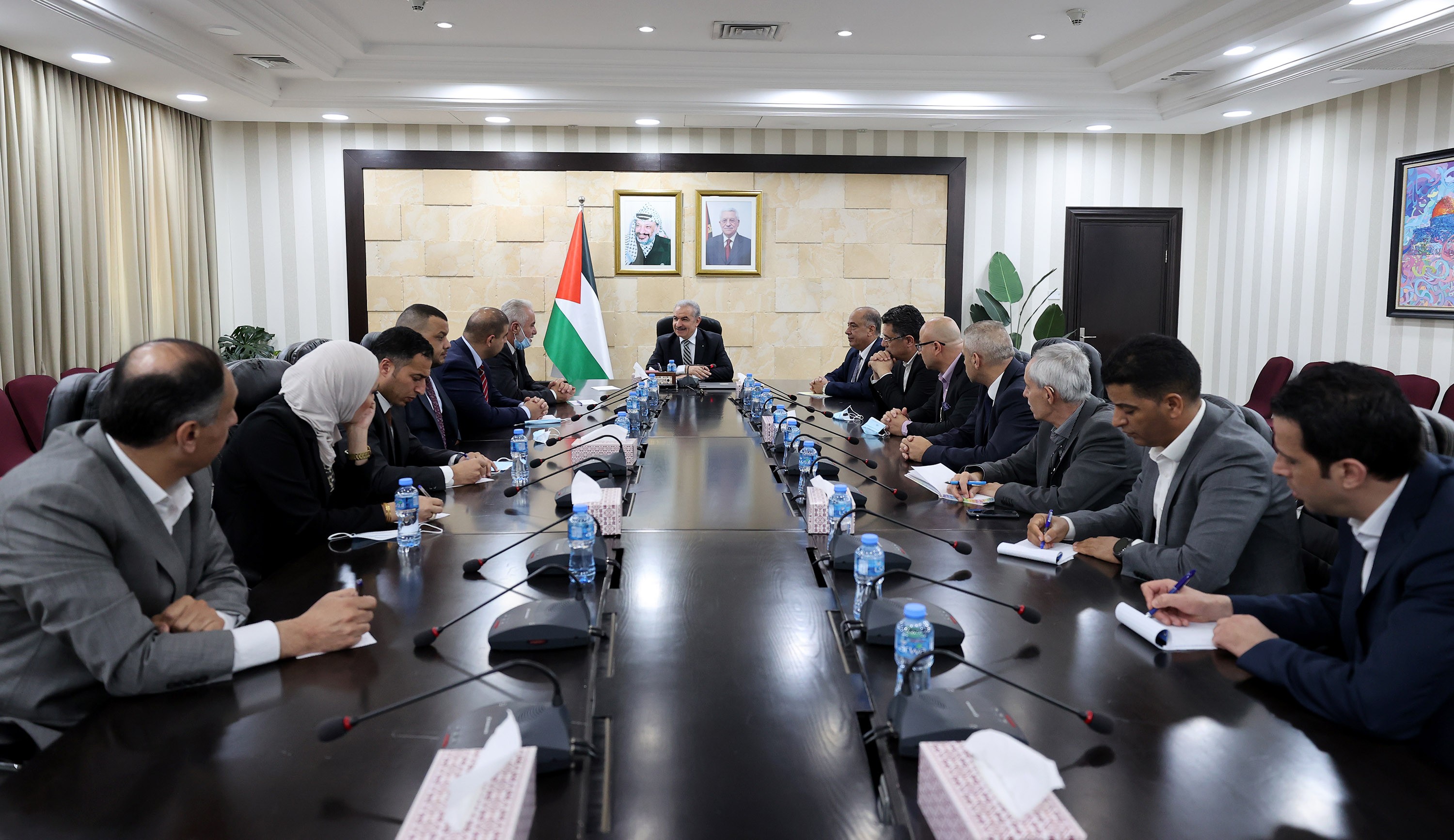 اشتية خلال استقباله نقابة المحامين.jpg