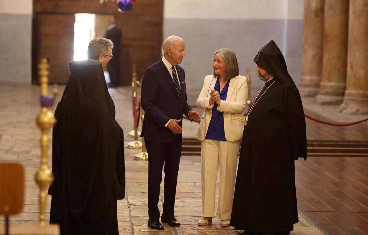 الرئيس الأميركي جو بايدن، خلال زيارته كنيسة المهد في بيت لحم 14.jpg