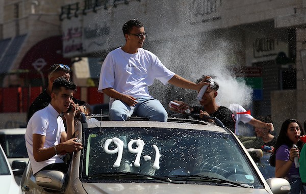 فلسطينيون يحتفلون بعد ظهور نتائج الثانوية العامة في مدينة بيت لحم 11.jpg