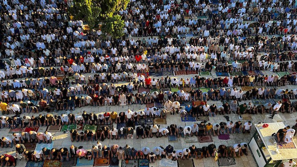 فلسطينيون يصلون صلاة العيد في اليوم الأول من عيد الأضحى في المسجد الأقصى في مدينة القدس 13.jpg