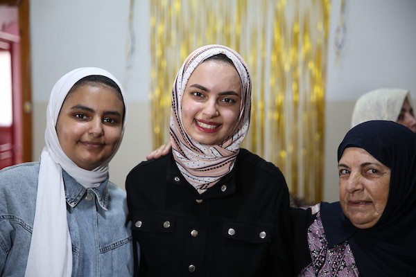 الطالبة نغم النجار والحاصلة على بنسبة 99.1% في غزة 6.jpg