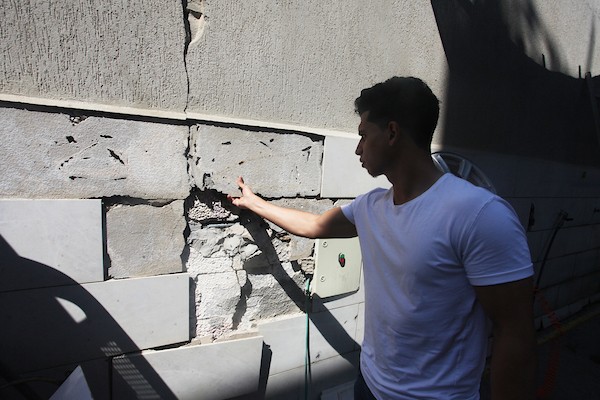 فلسطينيون يتفقدون القصف الاسرائيلي على مدينة غزة 4.jpg