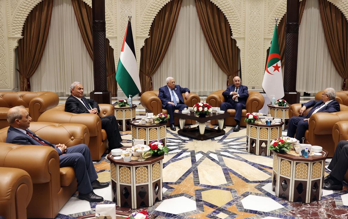 الرئيس محمود عباس، يجتمع مع نظيره الجزائري عبد المجيد تبون 7.jpg
