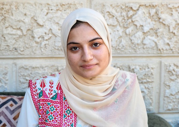 الطالبة رغد ابوعامر الحاصلة على نسبة 99.6% في مدينة خان يونس جنوب قطاع غزة 2.jpg