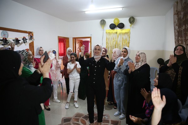 الطالبة نغم النجار والحاصلة على بنسبة 99.1% في غزة 11.jpg