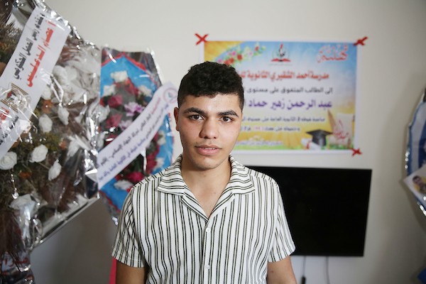 الطالب عبد الرحمن الحواجري والحاصل على نسبة 99.3% في غزة 3.jpg