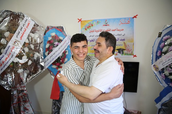 الطالب عبد الرحمن الحواجري والحاصل على نسبة 99.3% في غزة.jpg