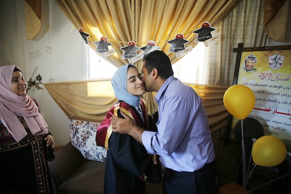 الطالبة اية خضر والحاصلة على بنسبة 99.8% في غزة 4.jpg