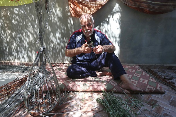 السبعيني زكريا عبود يجتهد في الحفاظ على مهنة صناعة سلال القش من الاندثار داخل منزله في سلفيت 4.jpg
