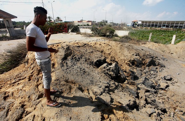 فلسطينيون يتفقدون القصف الاسرائيلي على مدينة غزة 5.jpg
