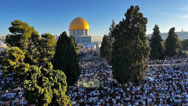 فلسطينيون يصلون صلاة العيد في اليوم الأول من عيد الأضحى في المسجد الأقصى في مدينة القدس.jpg