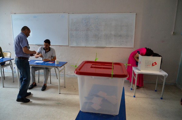 التونسيون يدلون بأصواتهم في الاستفتاء على الدستور الجديد في مركز اقتراع في تونس 11.jpg