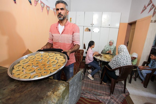 كعك العيد .. رائحة الخير التي تصنع الفرحة والأمل لعائلة المواطن أبو جراد 14.jpg