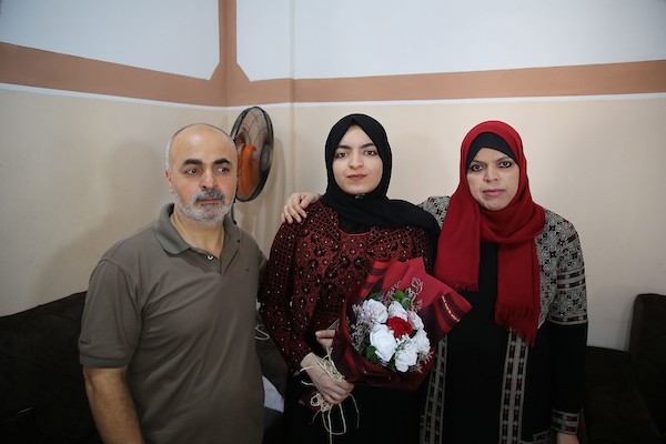 الطالبة اخلاص عاشور والحاصلة على نسبة 99.3% في غزة 5.jpg