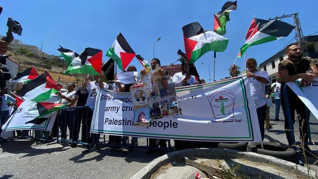 وتزامن وصول بايدن مع وقفة سلمية احتجاجية لنشطاء فلسطينيين قرب مقر الرئاسة وكنيسة المهد، ورفعوا العلم الفلسطيني وصور الصحفية أبو عاقلة. 2.jpg