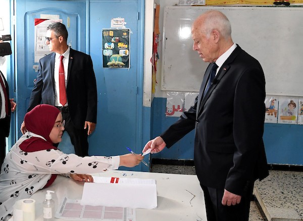 التونسيون يدلون بأصواتهم في الاستفتاء على الدستور الجديد في مركز اقتراع في تونس 2.jpg