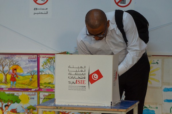التونسيون يدلون بأصواتهم في الاستفتاء على الدستور الجديد في مركز اقتراع في تونس.jpg