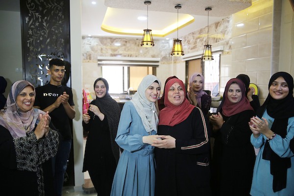 الطالبة سجى عبد العزيز والحاصلة على نسبة 99.4% في غزة.jpg