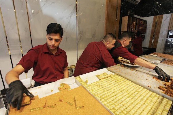 فلسطينيون يشترون الحلويات بعد ظهور نتائج الثانوية العامة في مدينة غزة 6.jpg