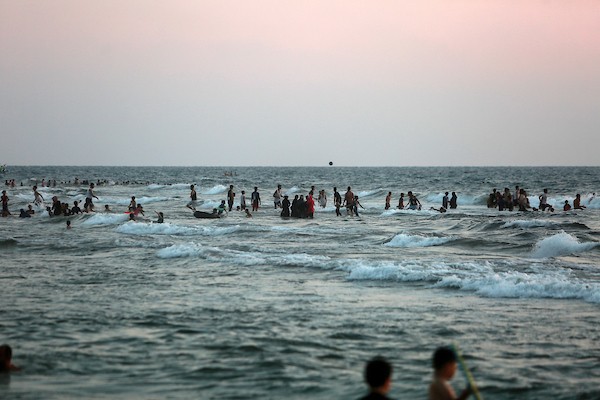 المواطنون الفلسطينيون يصطافون على شاطئ بحر مدينة غزة خلال يوم العطلة 12(1).jpg