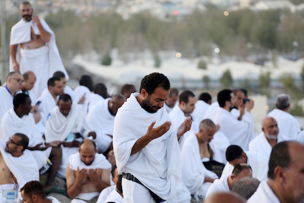 الحجاج المسلمون يقفون على جبل عرفات لأداء مناسبك الحج في مدينة مكة المكرمة 94.jpg
