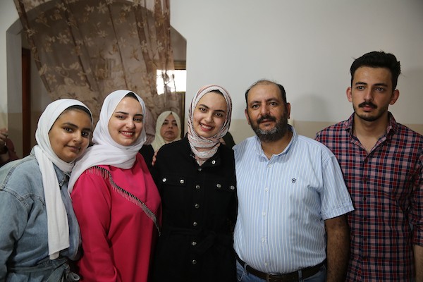 الطالبة نغم النجار والحاصلة على بنسبة 99.1% في غزة 5.jpg