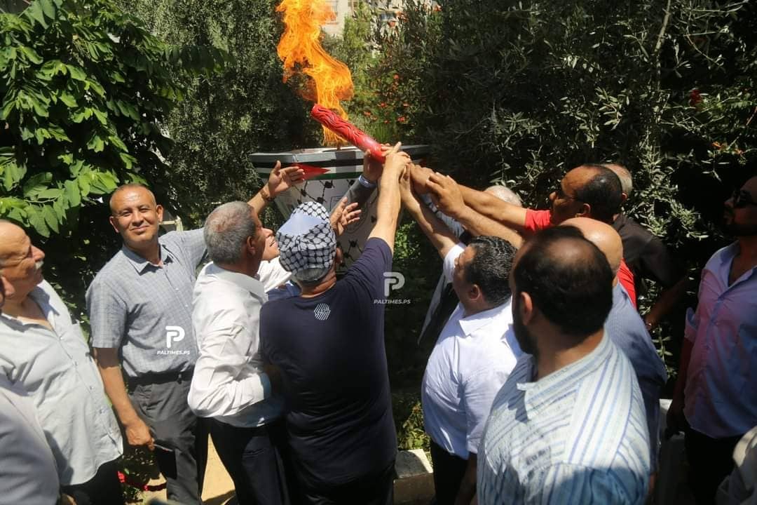 في إيقاد الشعلة الأولمبية في بيت الرئيس المرحوم ياسر عرفات بغزة.jpg