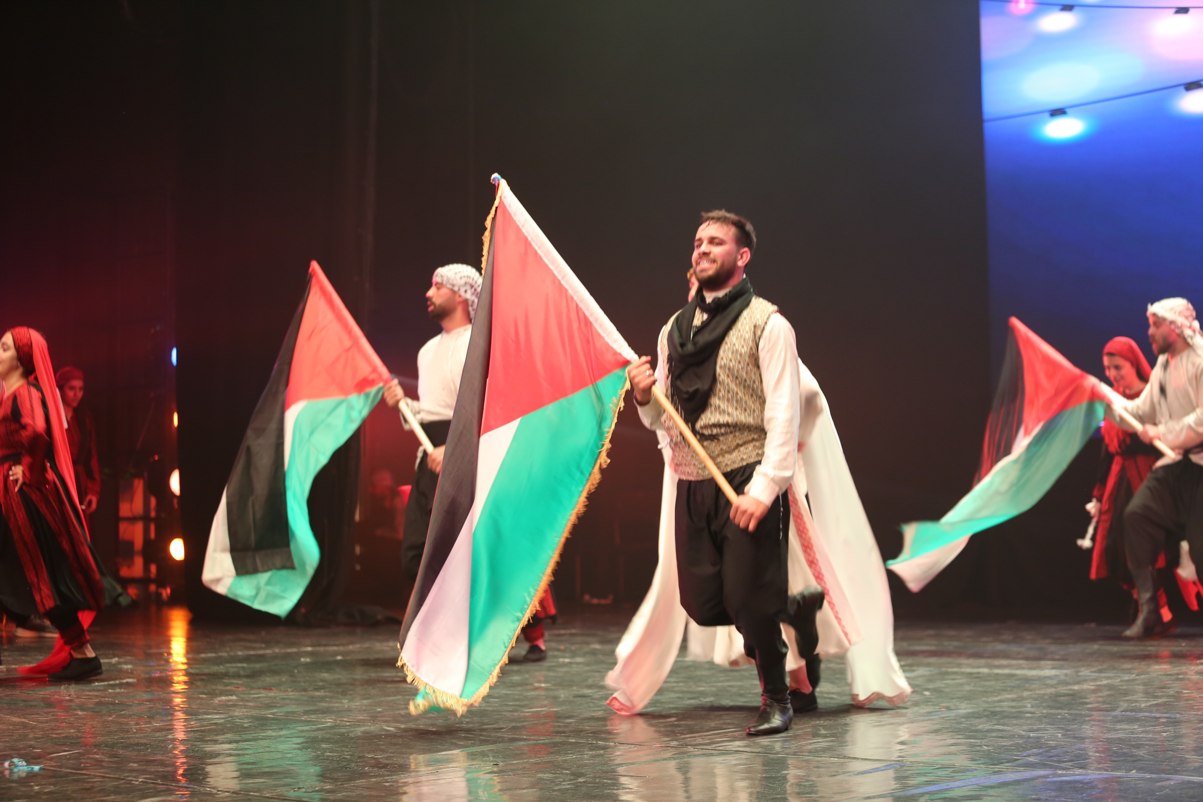 البيدر  تقدم عرضاً فنياً مسرحياً لدعم صندوق الطالب المحتاج في جامعة القدس المفتوحة 8.JPG