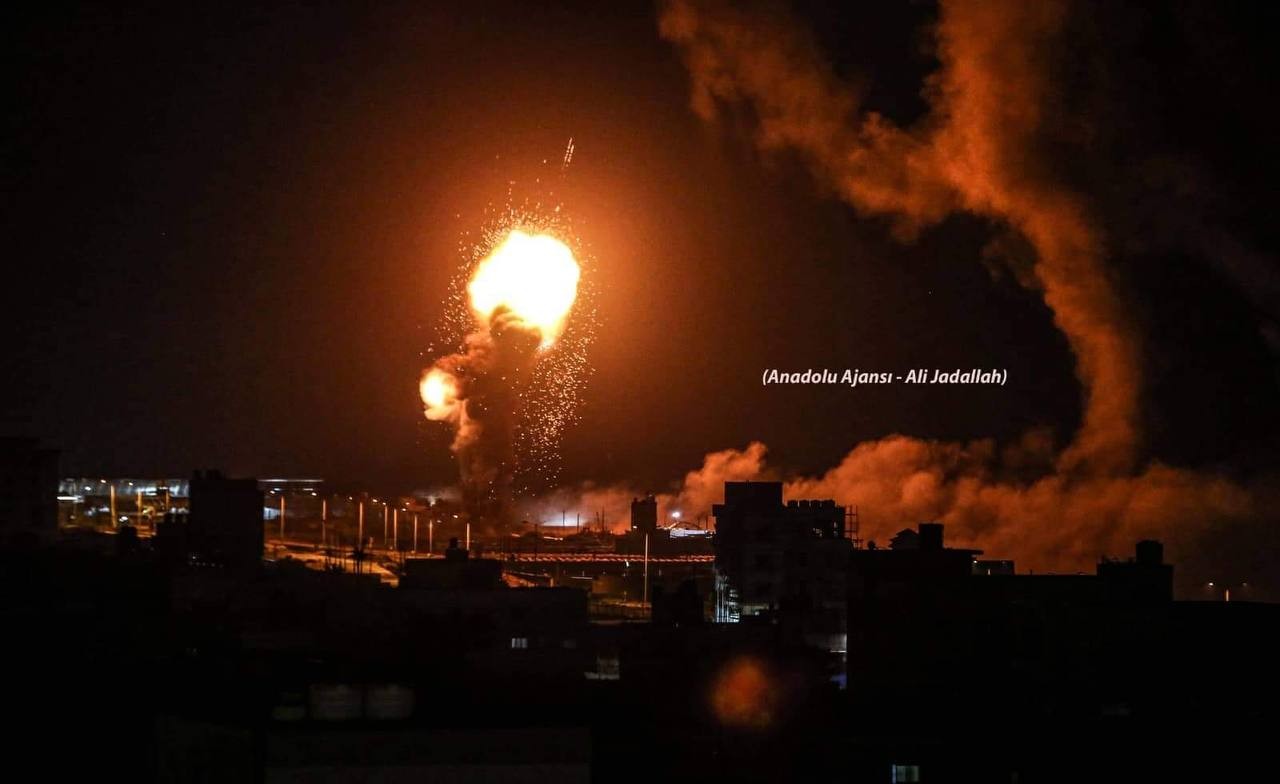 صور من القصف الإسرائيلي غرب غزة .. تصوير.. علي جاد الله.jpg