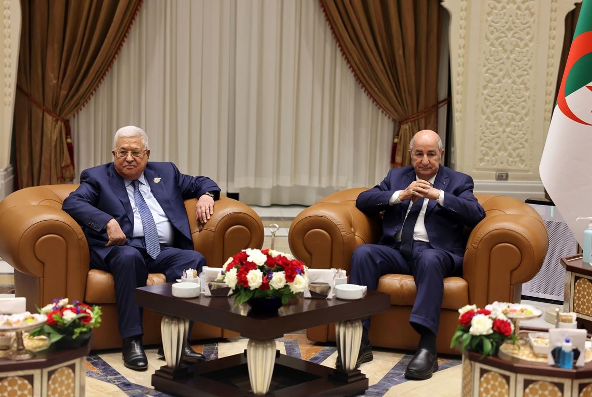 الرئيس محمود عباس، يجتمع مع نظيره الجزائري عبد المجيد تبون.jpg