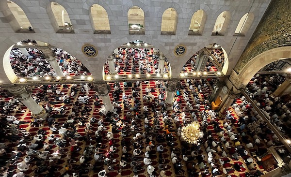 فلسطينيون يصلون صلاة العيد في اليوم الأول من عيد الأضحى في المسجد الأقصى في مدينة القدس 3.jpg