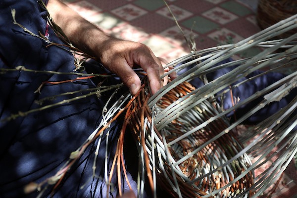 السبعيني زكريا عبود يجتهد في الحفاظ على مهنة صناعة سلال القش من الاندثار داخل منزله في سلفيت 6.jpg