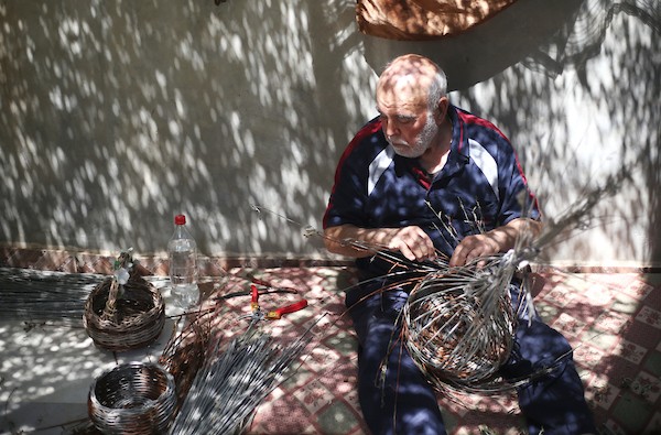 السبعيني زكريا عبود يجتهد في الحفاظ على مهنة صناعة سلال القش من الاندثار داخل منزله في سلفيت 11.jpg