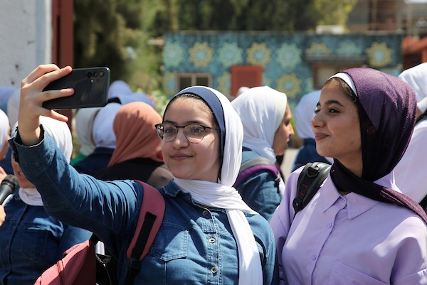 طلبة الثانوية العامة يحتفلون باليوم الأخير من امتحانات توجيهي في مدينة غزة 16.jpg