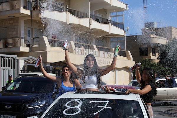 فلسطينيون يحتفلون بعد ظهور نتائج الثانوية العامة في مدينة بيت لحم 6.jpg