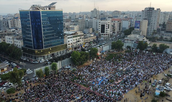 صور جوية للفلسطينيين أثناء أداء صلاة عيد الأضحى في مدينة غزة 11.jpg