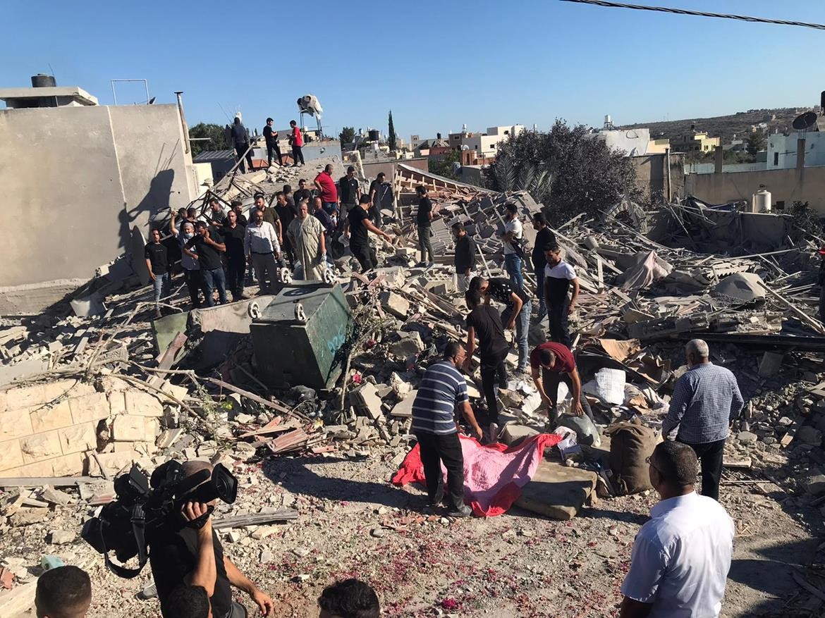 قوات الاحتلال الاسرائيلي تفجر منزل الأسير يحيى مرعي وتهدم منزل المواطن سميح عاصي في بلدة قراوة بني حسان 1.jpg