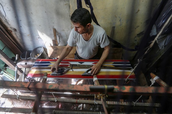 صناعة السجاد اليدوي بغزة تنسج خيوط الأمل لتقاوم الاندثار 2.jpg