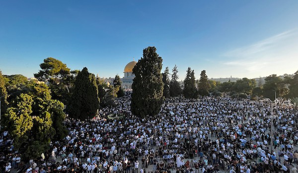 فلسطينيون يصلون صلاة العيد في اليوم الأول من عيد الأضحى في المسجد الأقصى في مدينة القدس 4.jpg